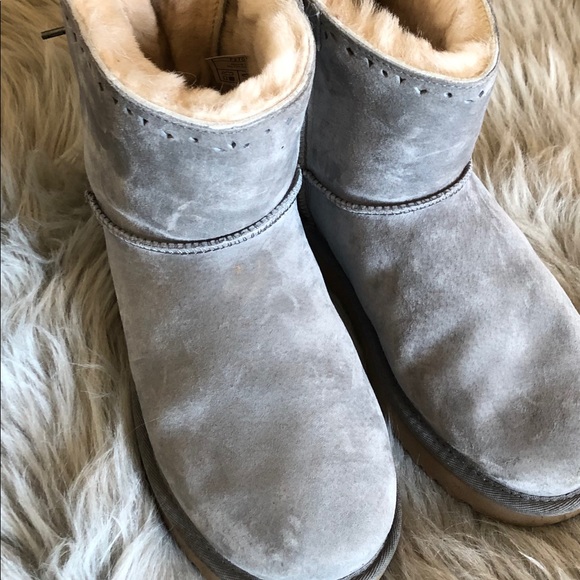 UGG BNIB Women’s W Dixi Flora Perforated size 6 - Picture 5 of 6